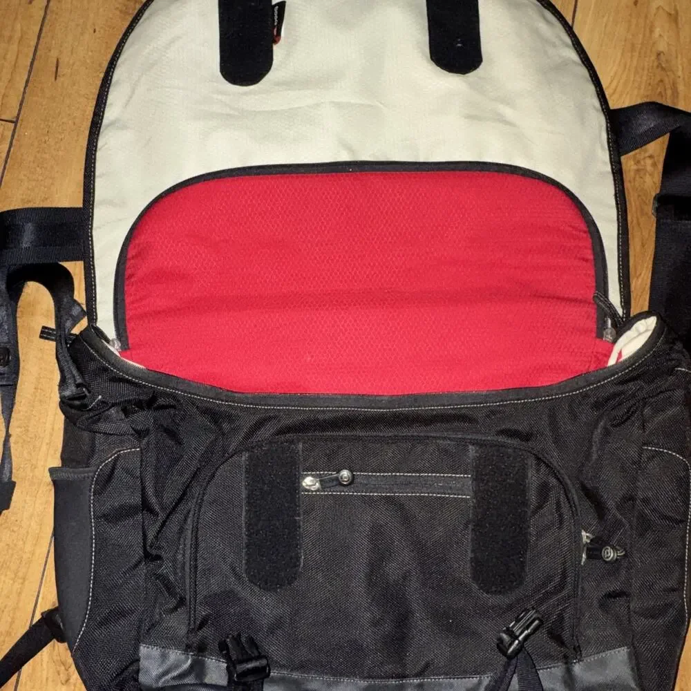 booq Boa Nerve Laptop Messenger Bag Black 15.6” MacBook Bike Commuter 20x17
